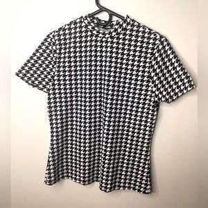 Women’s top, color black/white size 1X